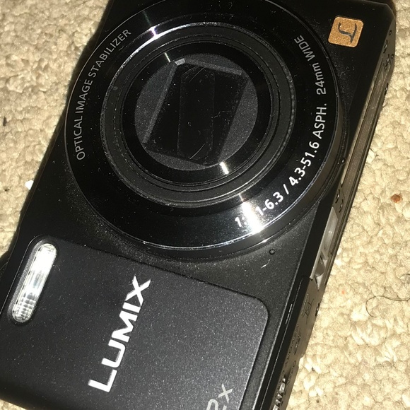 PANASONIC LUMIX CAMERA - Picture 1 of 3
